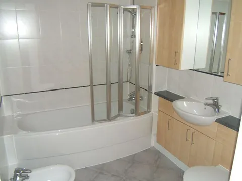 30a_Cambridge_Park-bathroom.jpg