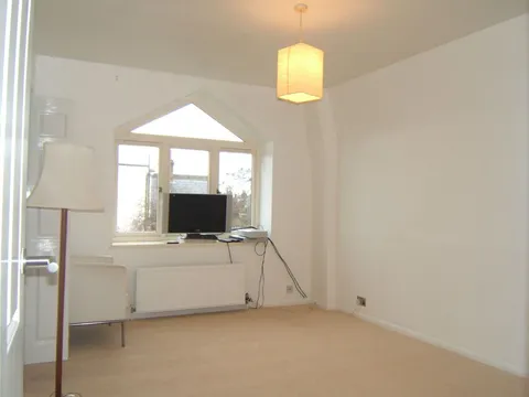 255_St.Margarets_Road-flat_6.Lounge_2010.jpg