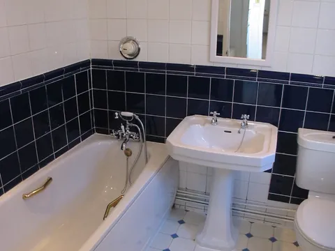 Howard_St_7_-_bath.jpg
